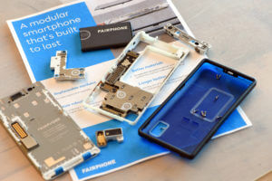  Einzelbauteile, wie Display, Kamera und Akku lassen sich beim Fairphone ganz einfach austauschen. 