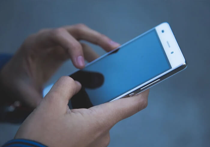 Person hält Smartphone in den Händen